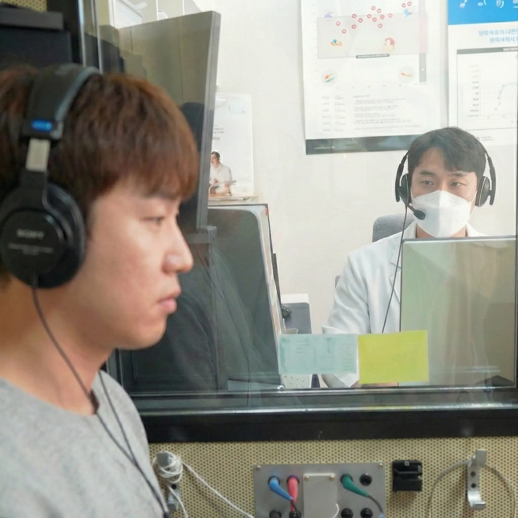 청력검사 부스에서 전문 검사 인력이 청력검사를 진행하는 모습