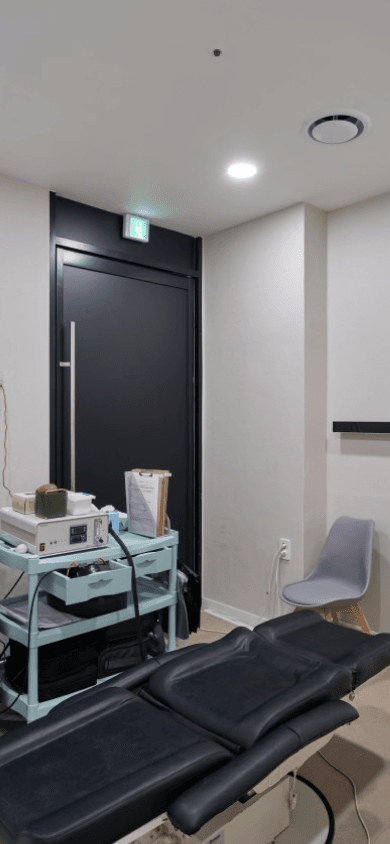 어지럼증 검사 및 평형 기능 진단을 위한 전문 검사 장비가 구비된 아산소리이비인후과 검사실