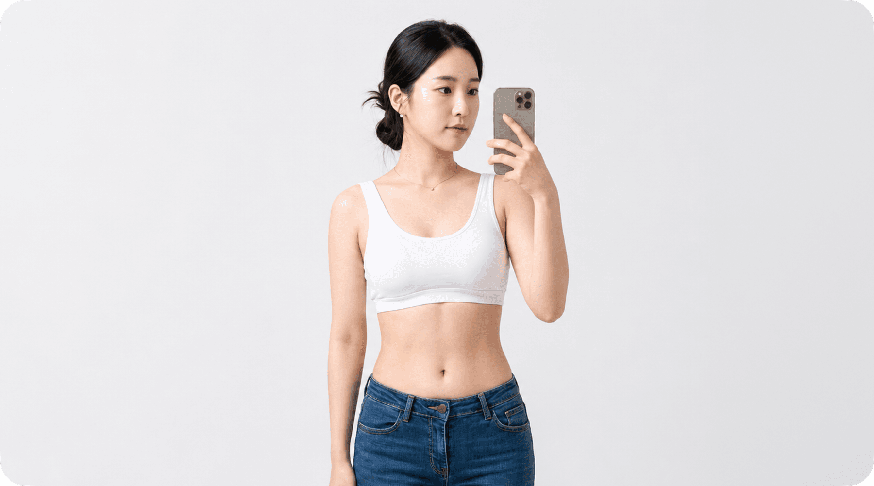 위고비 마운자로 사용 후 변화된 날씬한 복부를 거울 셀카로 기록