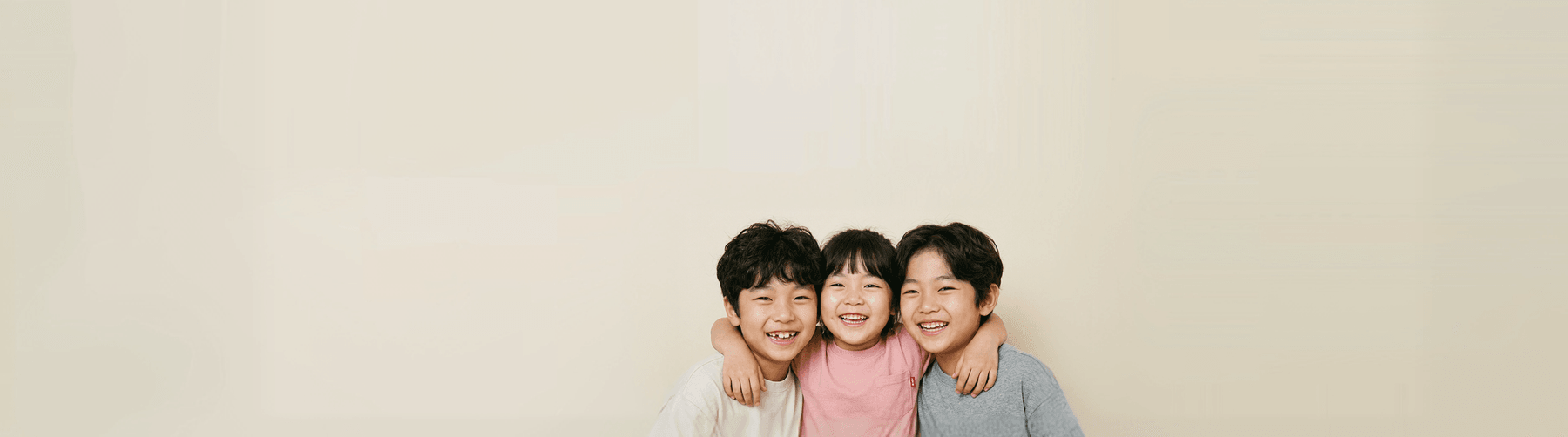 밝게 웃으며 어울리는 아이들