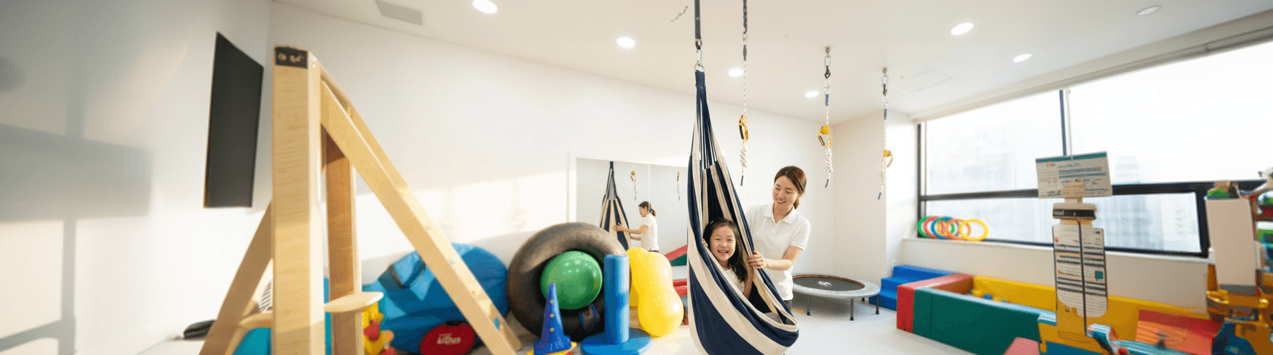 감각통합치료실에서 치료 중인 아이
