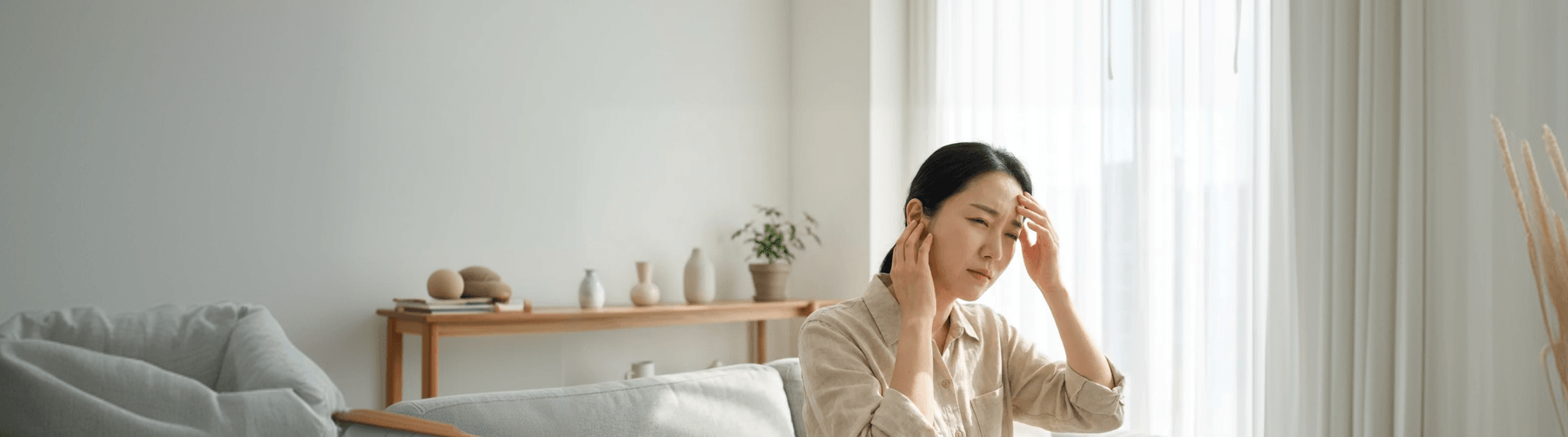 메니에르병으로 어지럼증을 겪는 여성