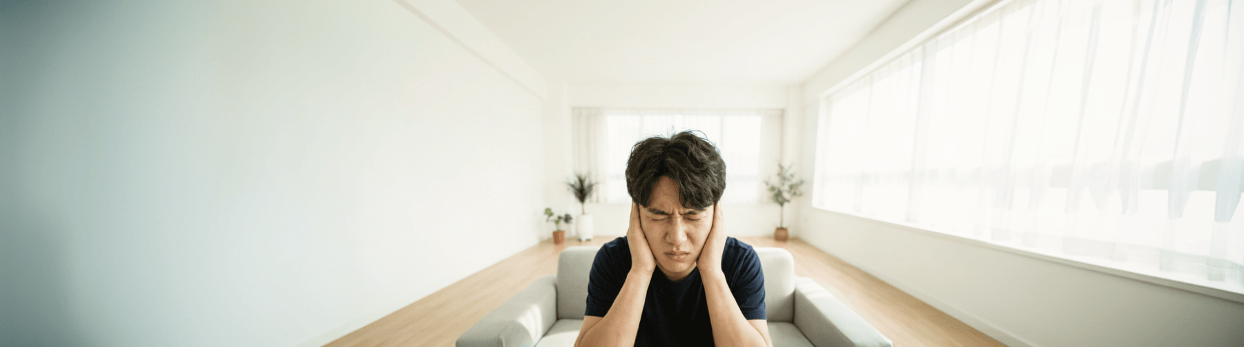 난청과 이명 증상으로 청력 검사를 고민하는 환자 이미지
