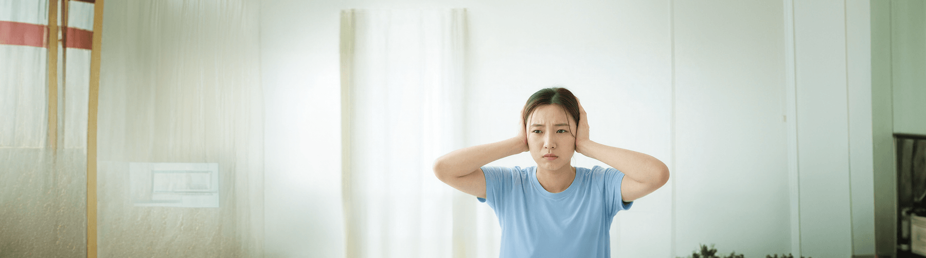 이명으로 불편함을 느끼는 환자(또는 중장년)의 귀 주변을 표현한 이명 메인 비주얼