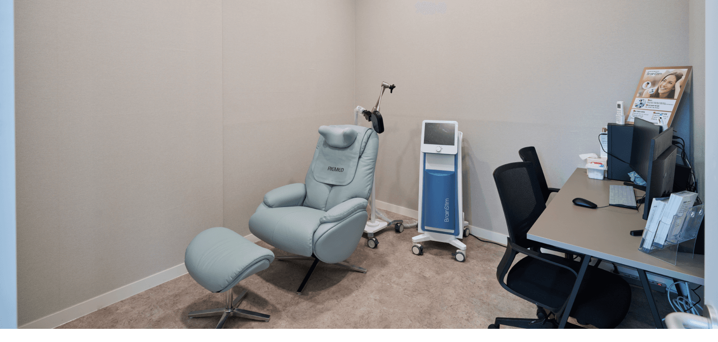 tDCS(경두개직류자극술) 등 이명 치료를 위한 특수 물리치료 장비가 마련된 아산소리이비인후과 진료 공간