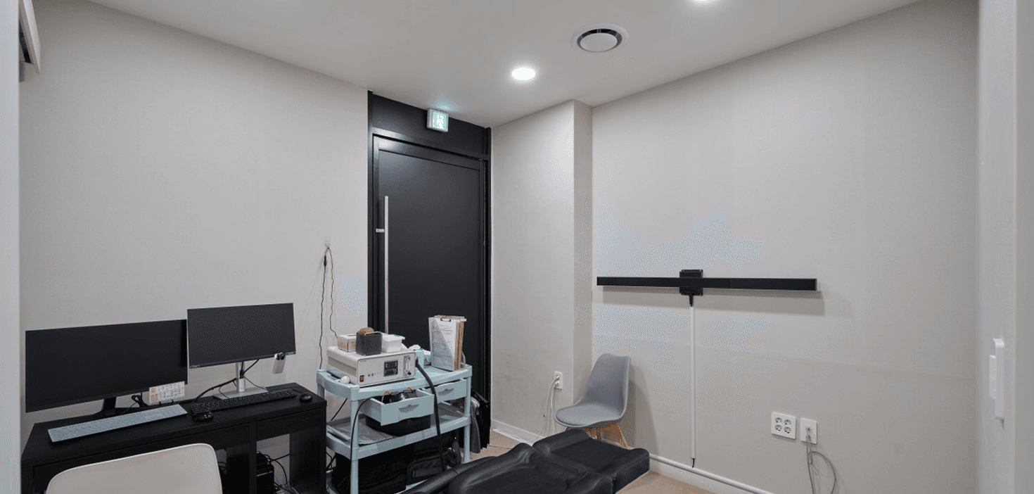 어지럼증 검사 및 평형 기능 진단을 위한 전문 검사 장비가 구비된 아산소리이비인후과 검사실