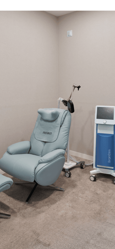 tDCS(경두개직류자극술) 등 이명 치료를 위한 특수 물리치료 장비가 마련된 아산소리이비인후과 진료 공간