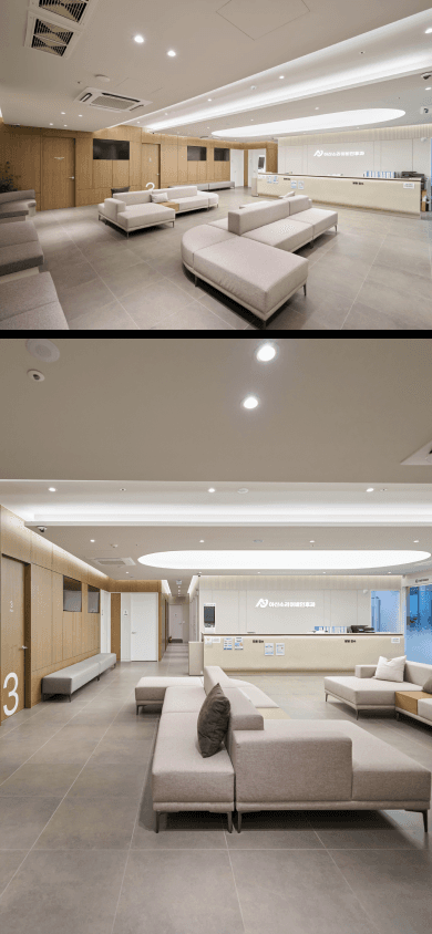 세련되고 넓은 대기 공간과 깔끔한 안내 데스크가 돋보이는 아산소리이비인후과 로비 전경
