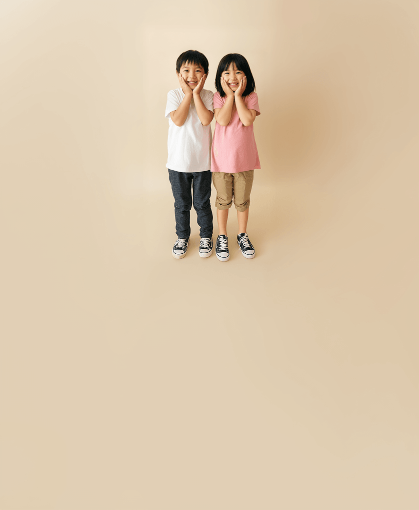 밝게 웃고 있는 아이들