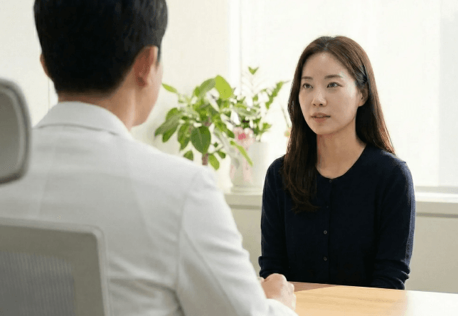 전문의와 환자가 상담하는 모습