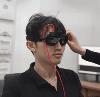 비디오안진검사(VNG) 장비를 착용하고 정밀 검사를 받는 환자