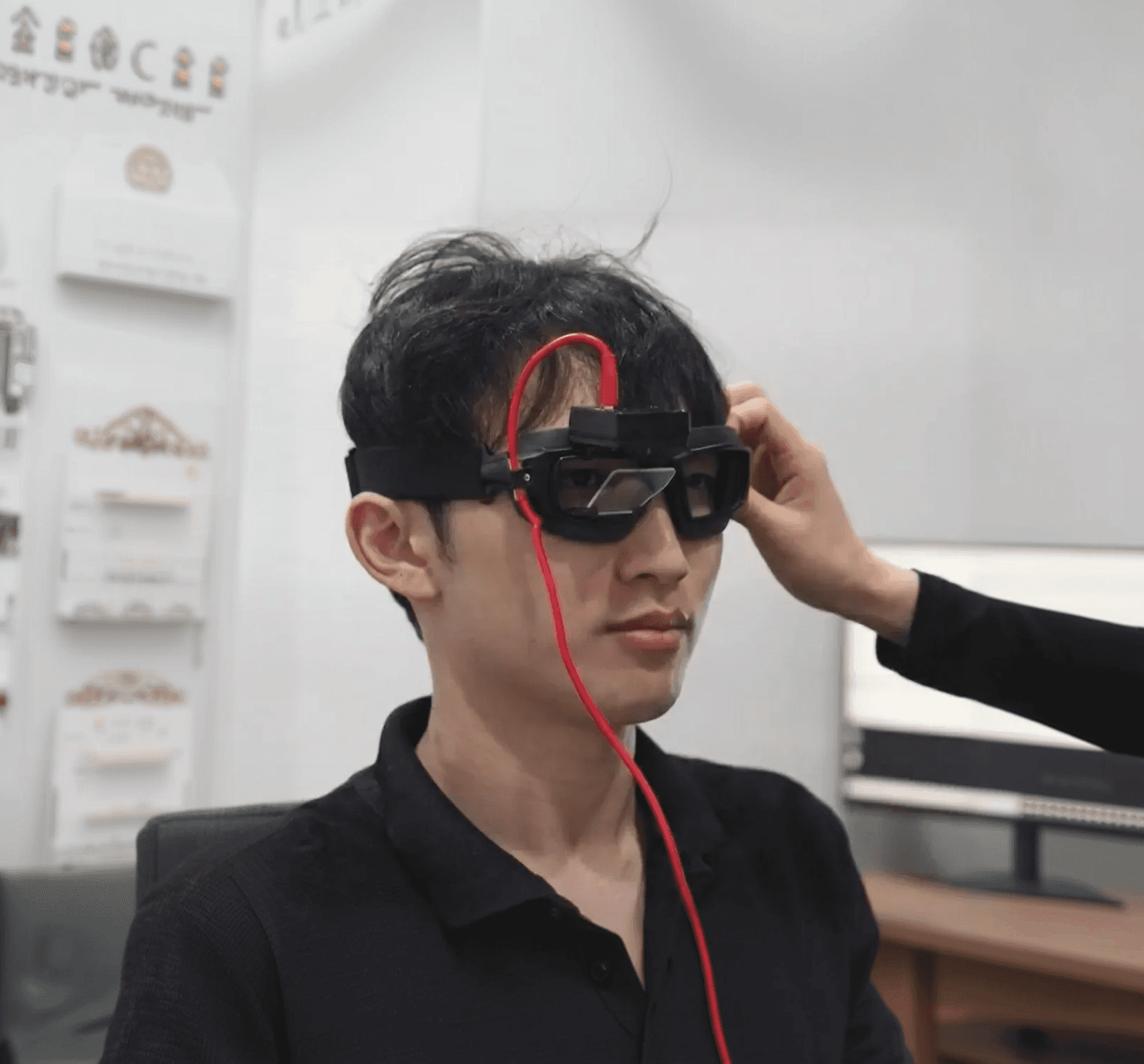 비디오안진검사(VNG) 장비를 착용하고 정밀 검사를 받는 환자