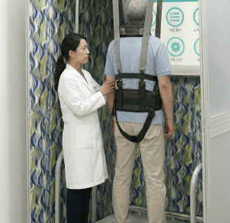 전정재활 프로그램으로 어지럼증 치료를 진행하는 의료진과 환자