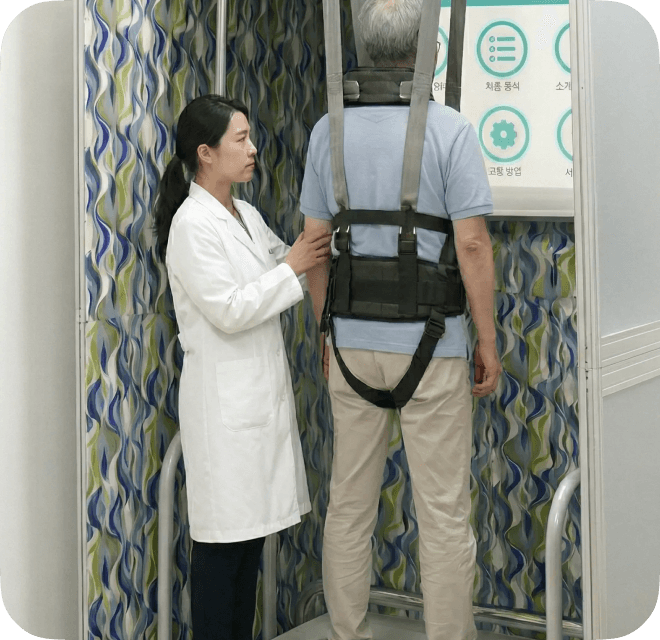 전정재활 프로그램으로 어지럼증 치료를 진행하는 의료진과 환자