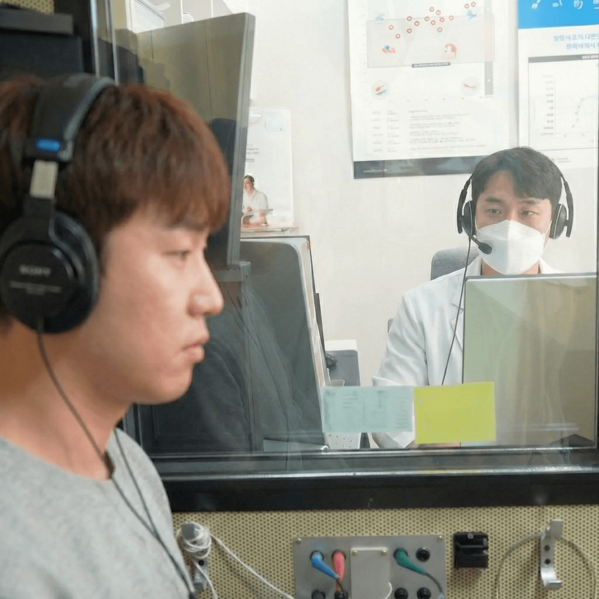 청력검사 부스에서 전문 검사 인력이 청력검사를 진행하는 모습