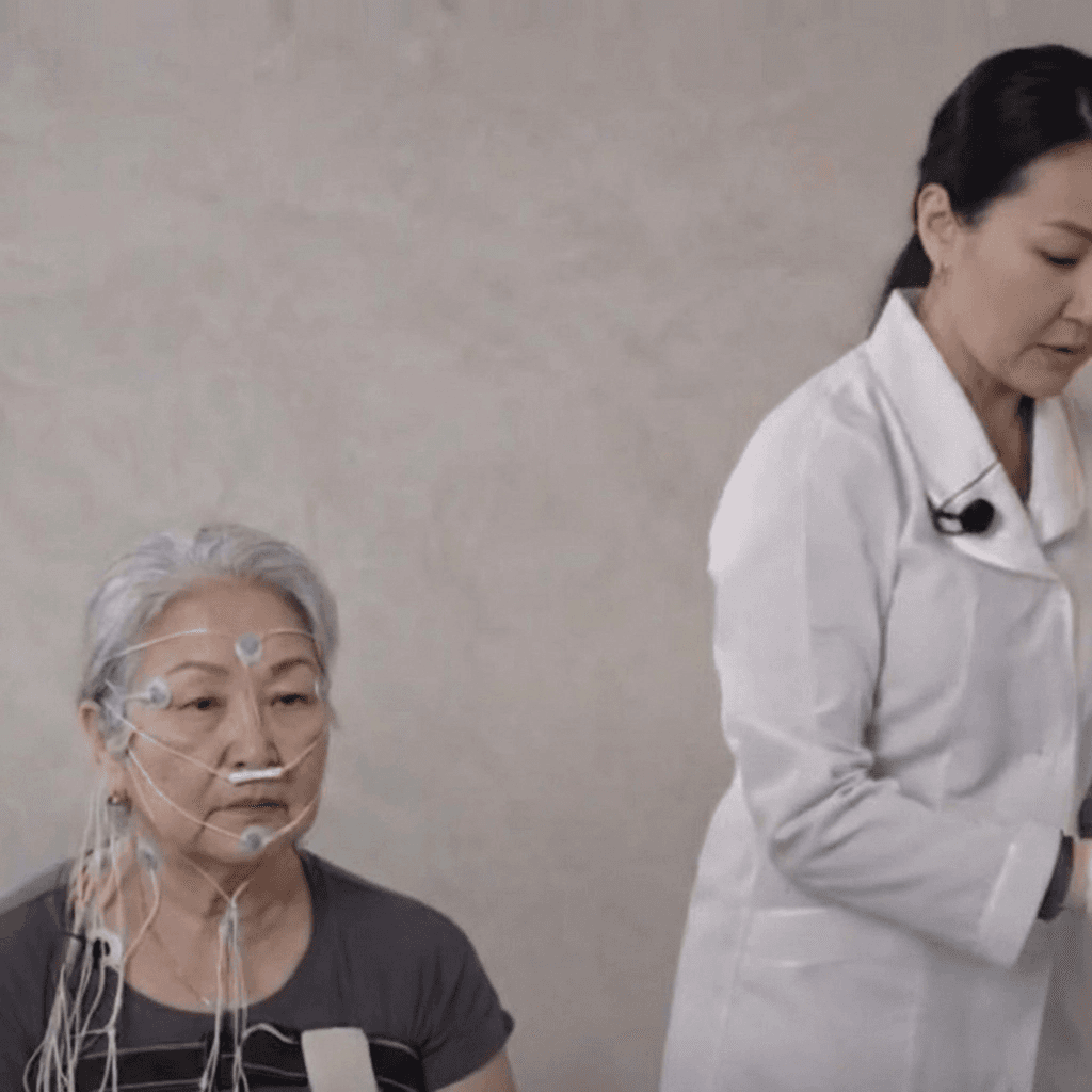 숙련된 수면 전문기사가 센서를 부착하는 모습
