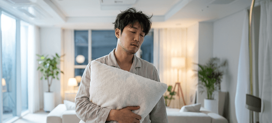 몽유병으로 베개를 안고 걸어다니는 남성
