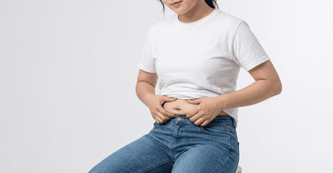 뱃살 관리를 고민하며 위고비 마운자로 사용을 고려하는 여성의 손