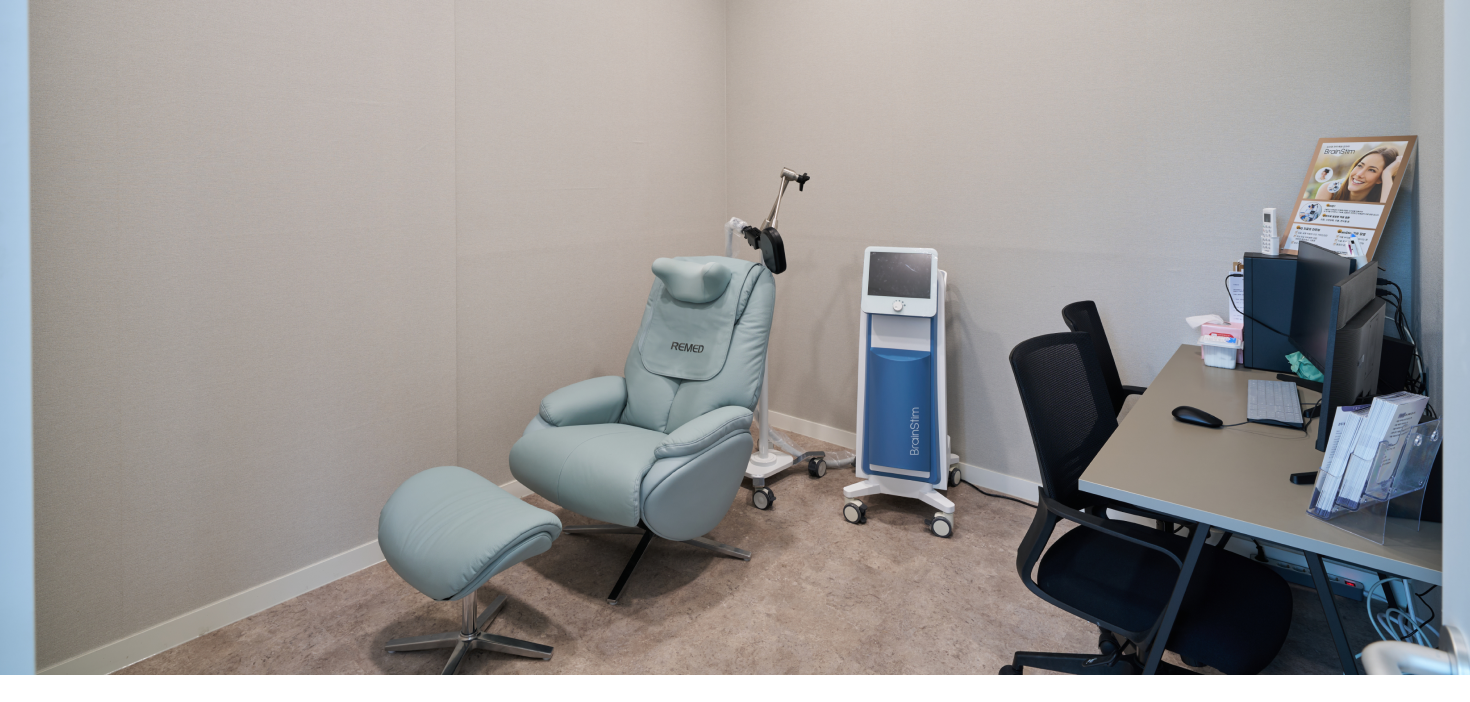 tDCS(경두개직류자극술) 등 이명 치료를 위한 특수 물리치료 장비가 마련된 아산소리이비인후과 진료 공간