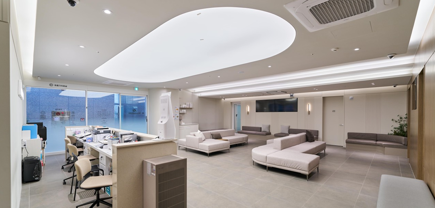 환자들이 편안하게 대기할 수 있는 쾌적한 소파와 은은한 간접 조명이 설치된 아산소리이비인후과 내부실내