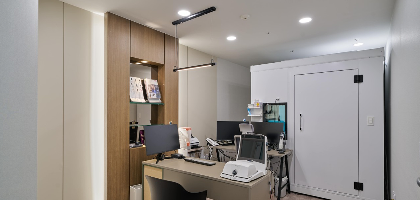 정밀한 청력 검사를 위해 전문 장비와 방음 부스를 갖춘 아산소리이비인후과 청력검사센터