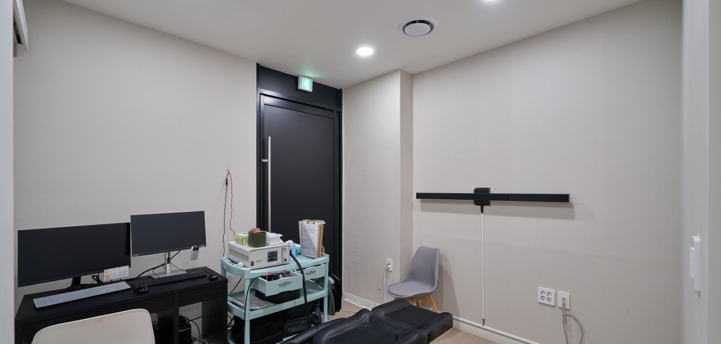 어지럼증 검사 및 평형 기능 진단을 위한 전문 검사 장비가 구비된 아산소리이비인후과 검사실