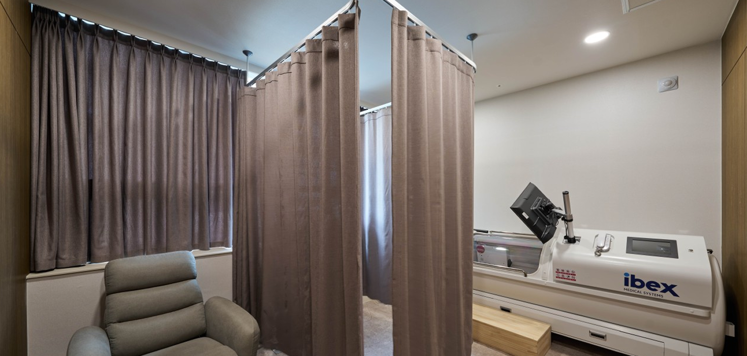 고압산소치료기(IBEX) 등 최신 의료 장비로 난청 치료를 돕는 아산소리이비인후과 치료 공간