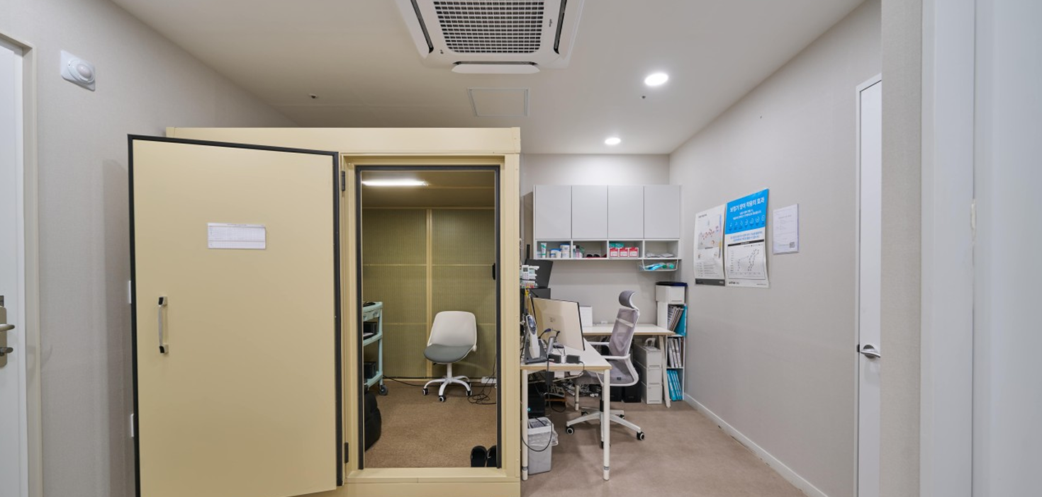 정확한 난청 원인 파악을 위해 청력 검사용 방음 부스를 운영 중인 아산소리이비인후과 검진실
