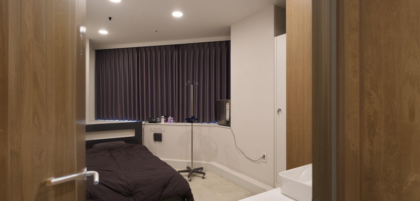 수술 후 회복이나 장시간 검사가 필요한 환자를 위해 마련된 아산소리이비인후과의 프라이빗한 입원실