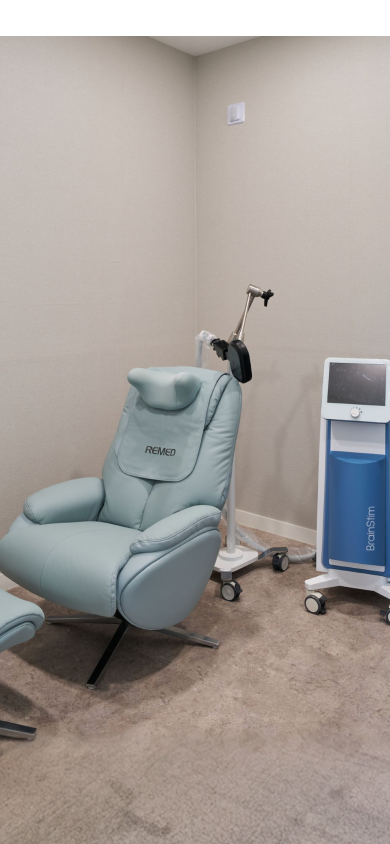 tDCS(경두개직류자극술) 등 이명 치료를 위한 특수 물리치료 장비가 마련된 아산소리이비인후과 진료 공간