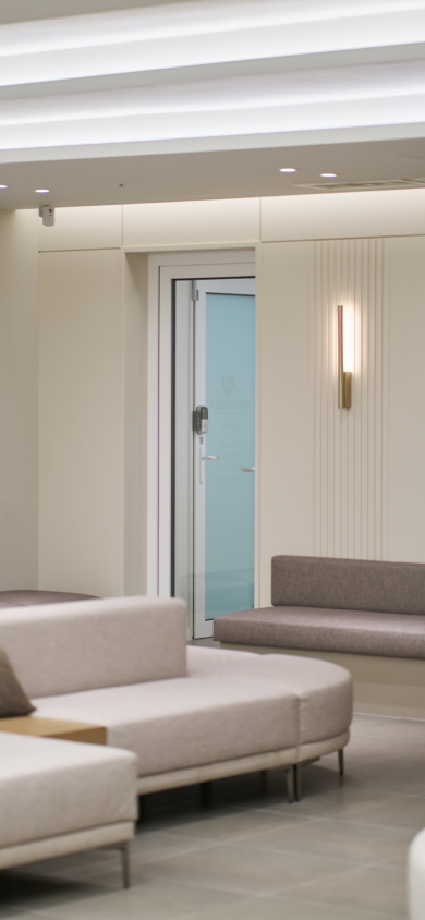 환자들이 편안하게 대기할 수 있는 쾌적한 소파와 은은한 간접 조명이 설치된 아산소리이비인후과 내부실내