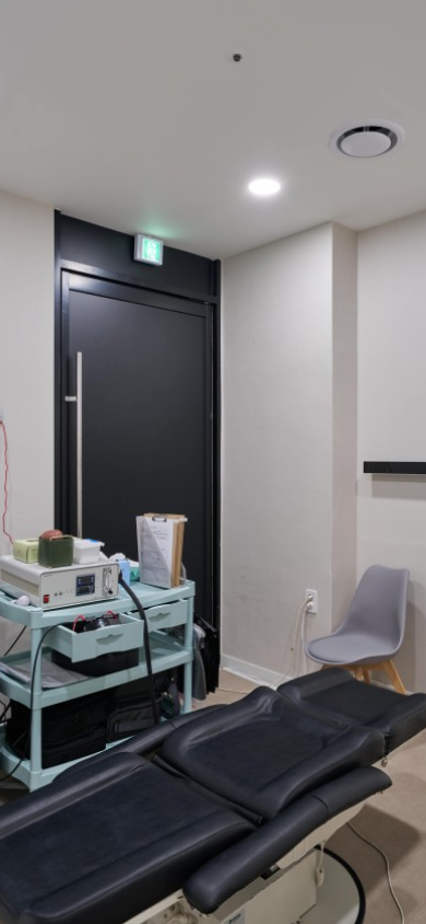 어지럼증 검사 및 평형 기능 진단을 위한 전문 검사 장비가 구비된 아산소리이비인후과 검사실