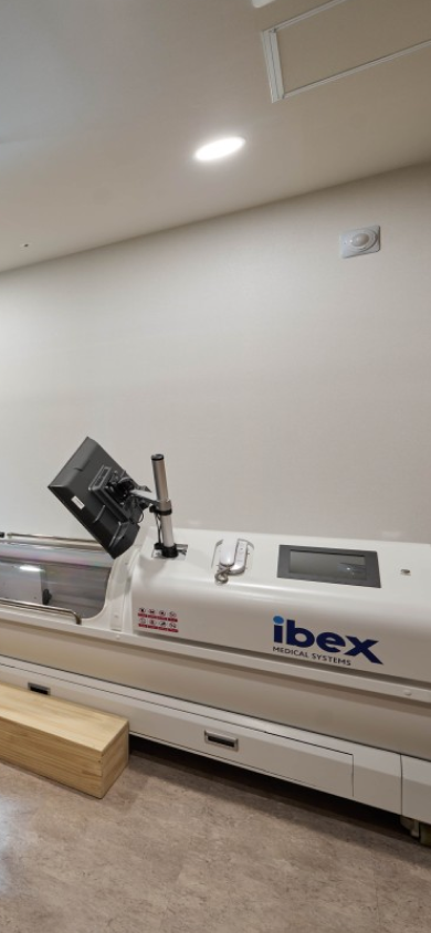 고압산소치료기(IBEX) 등 최신 의료 장비로 난청 치료를 돕는 아산소리이비인후과 치료 공간