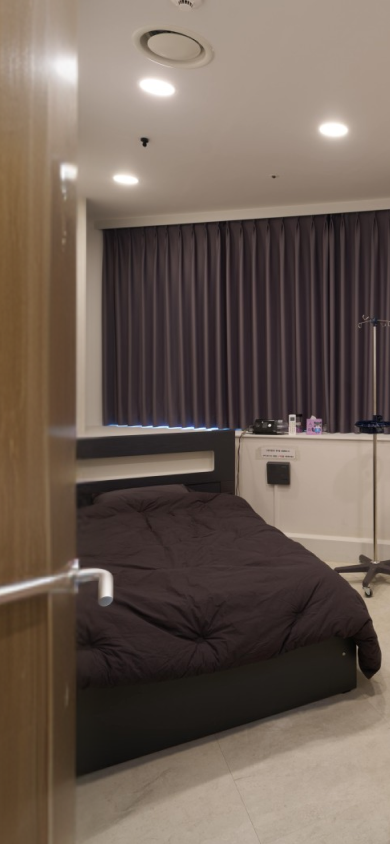 수술 후 회복이나 장시간 검사가 필요한 환자를 위해 마련된 아산소리이비인후과의 프라이빗한 입원실