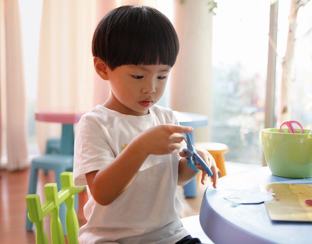 언어 인지치료 상담 장면 - 아이가 가위질 활동을 하는 모습