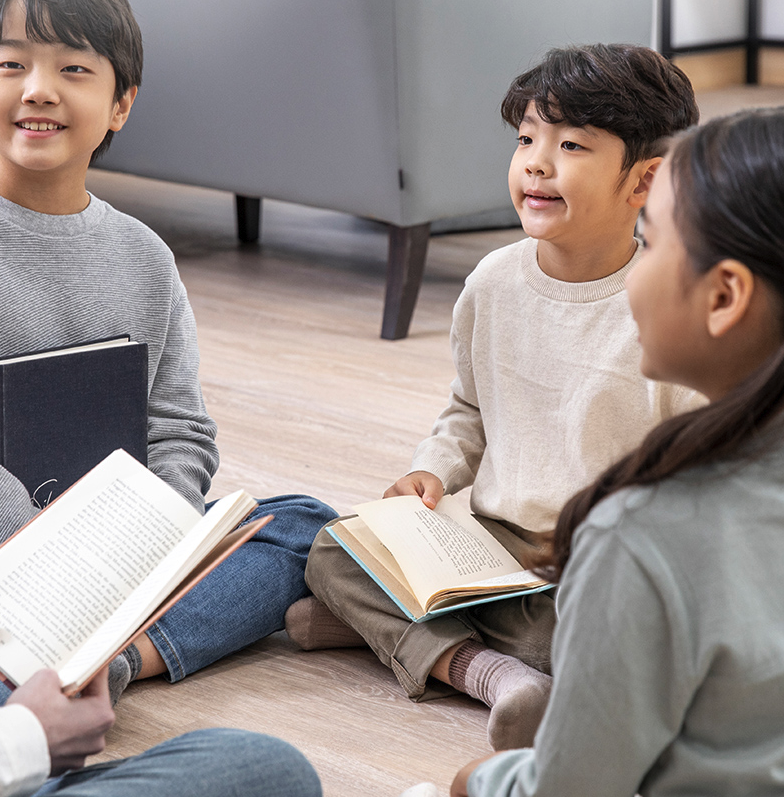 그룹치료 상담 장면 - 아이들이 함께 책을 읽는 모습