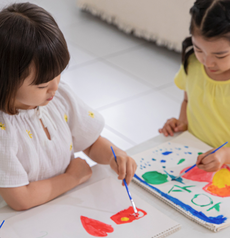 감각통합치료 상담 장면 - 아이가 그림 그리기 활동을 하는 모습