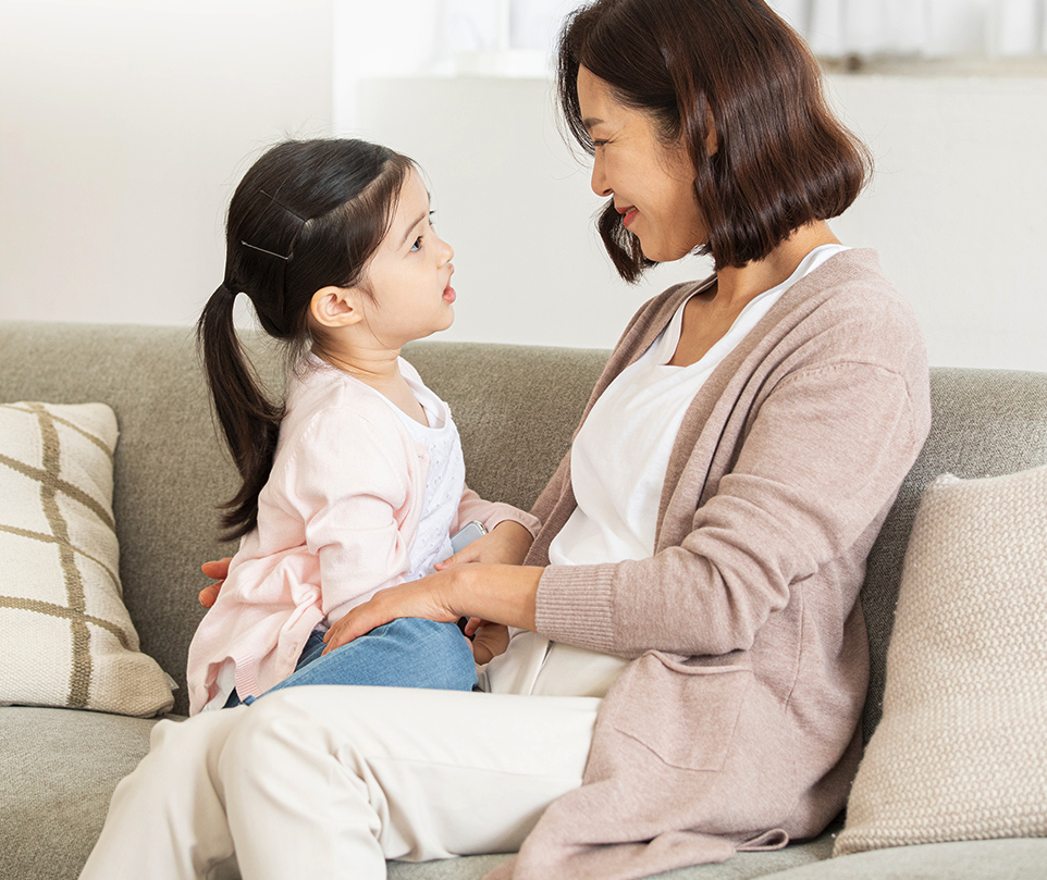 언어치료 상담 장면 - 엄마와 아이가 대화하는 모습