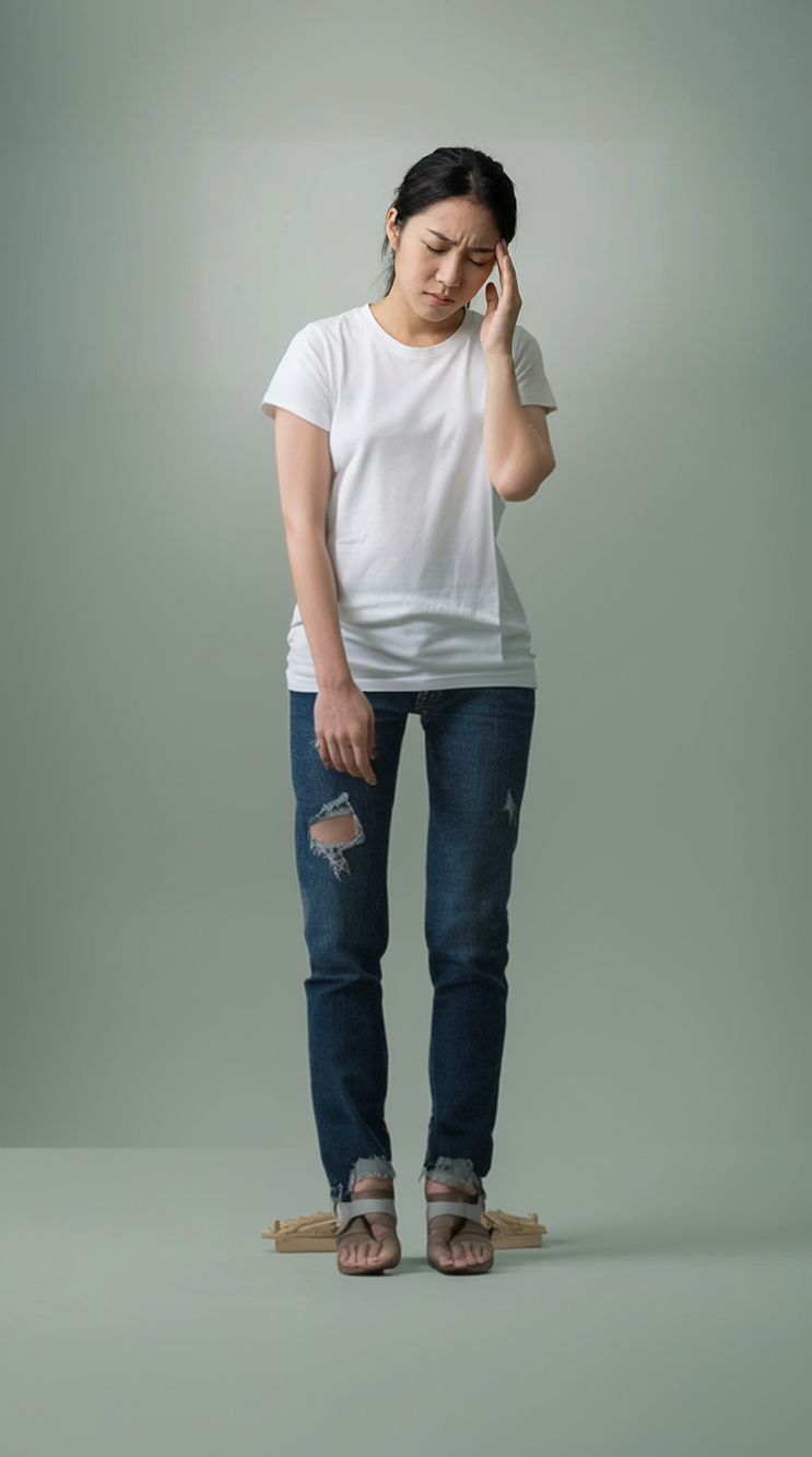 편두통성 어지럼증으로 관자놀이를 누르는 여성