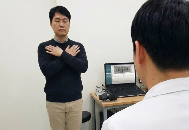 정밀 검사를 시행하는 의료진