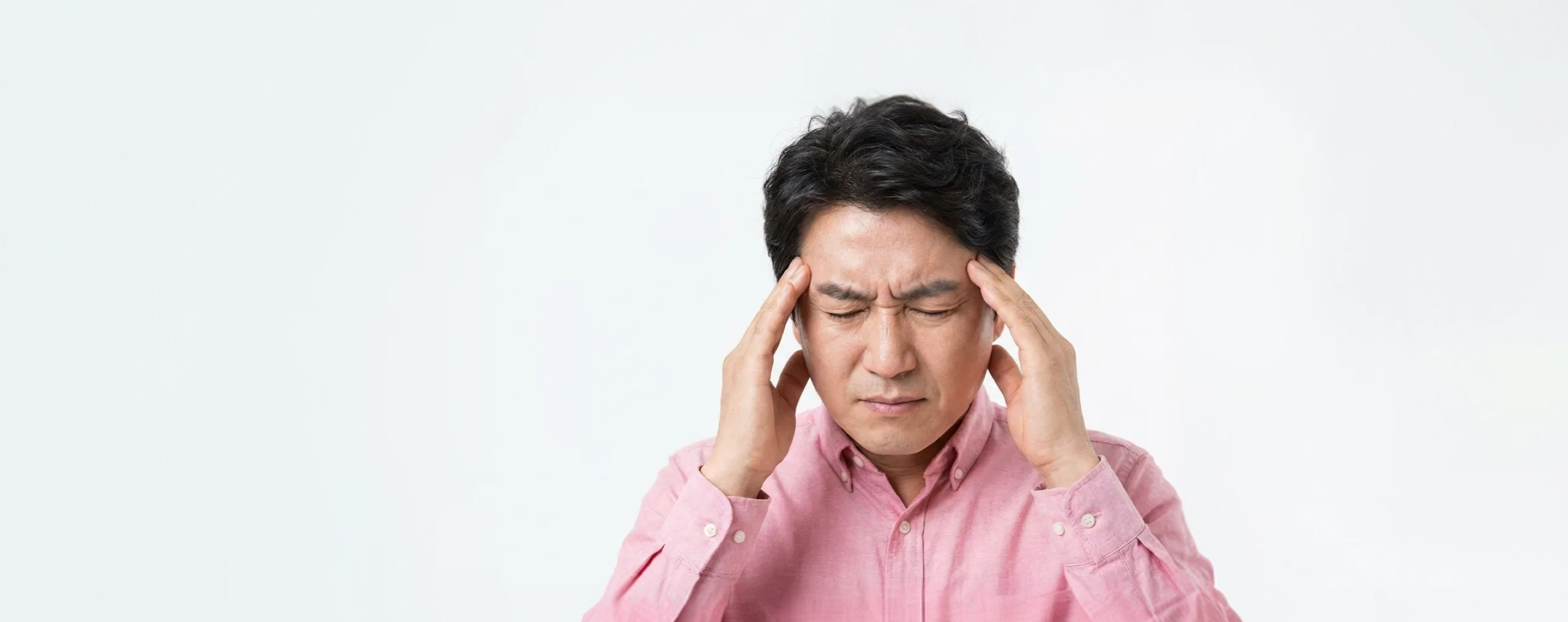두통으로 관자놀이를 누르고 있는 남성