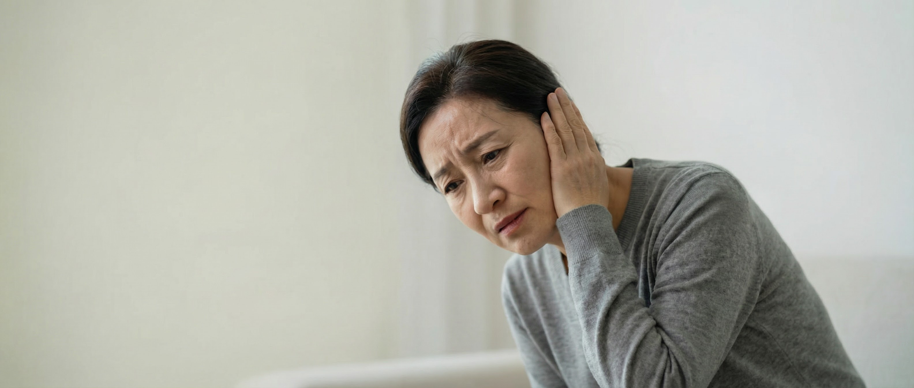 귀 통증을 호소하는 여성