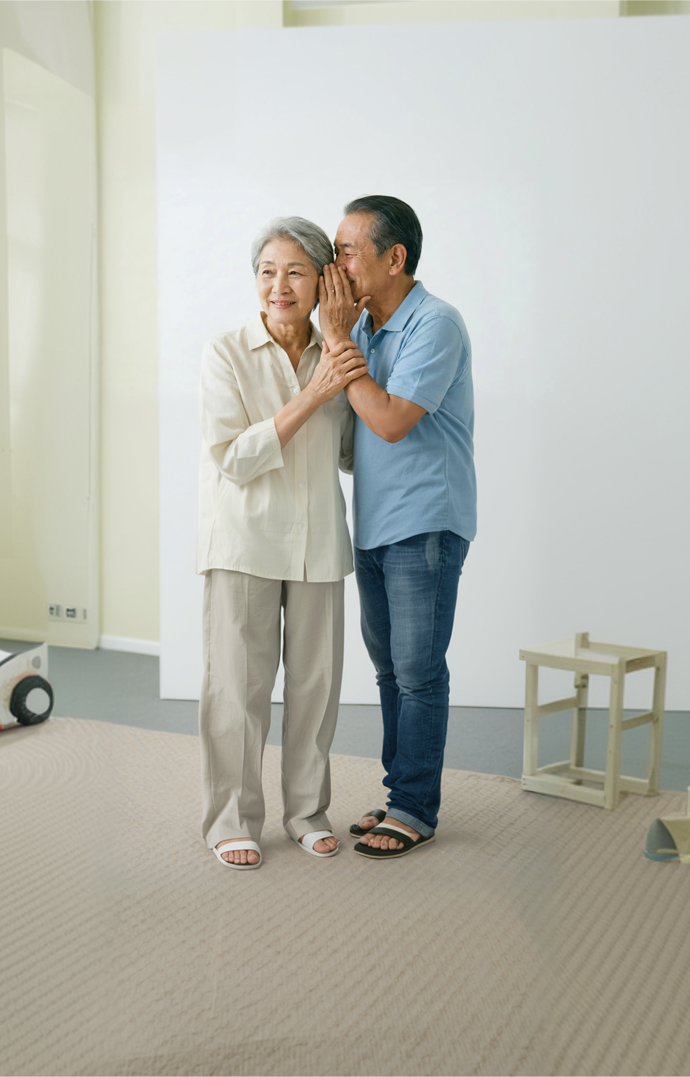 난청 치료 상담을 떠올리게 하는 노년 부부의 대화 모습