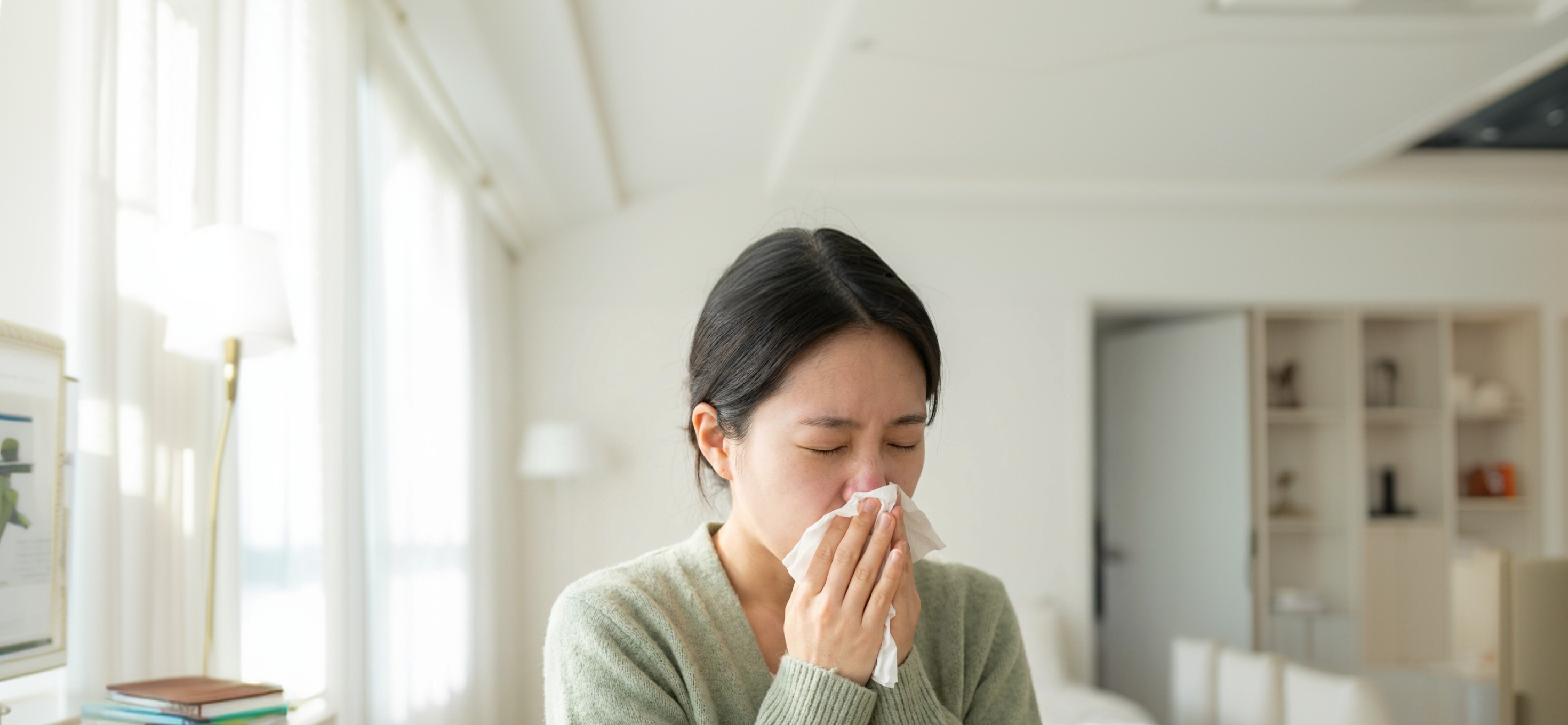 코를 풀고 있는 비염 환자