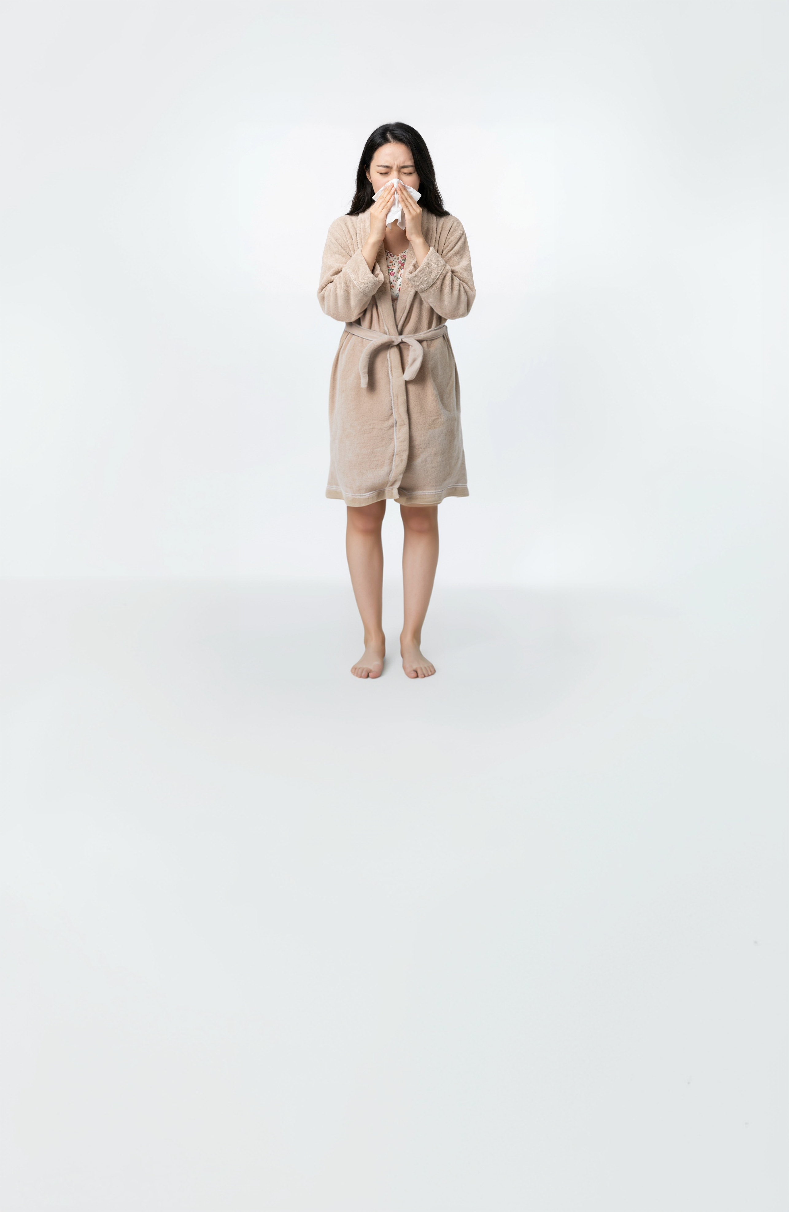 코를 풀고 있는 비염 환자