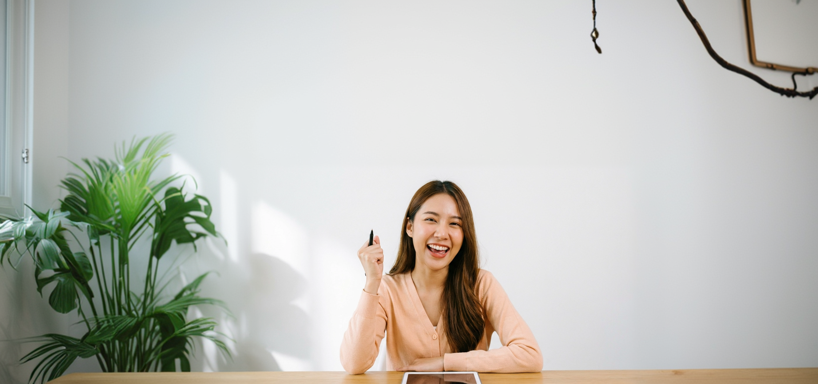 밝게 웃고 있는 여성 환자