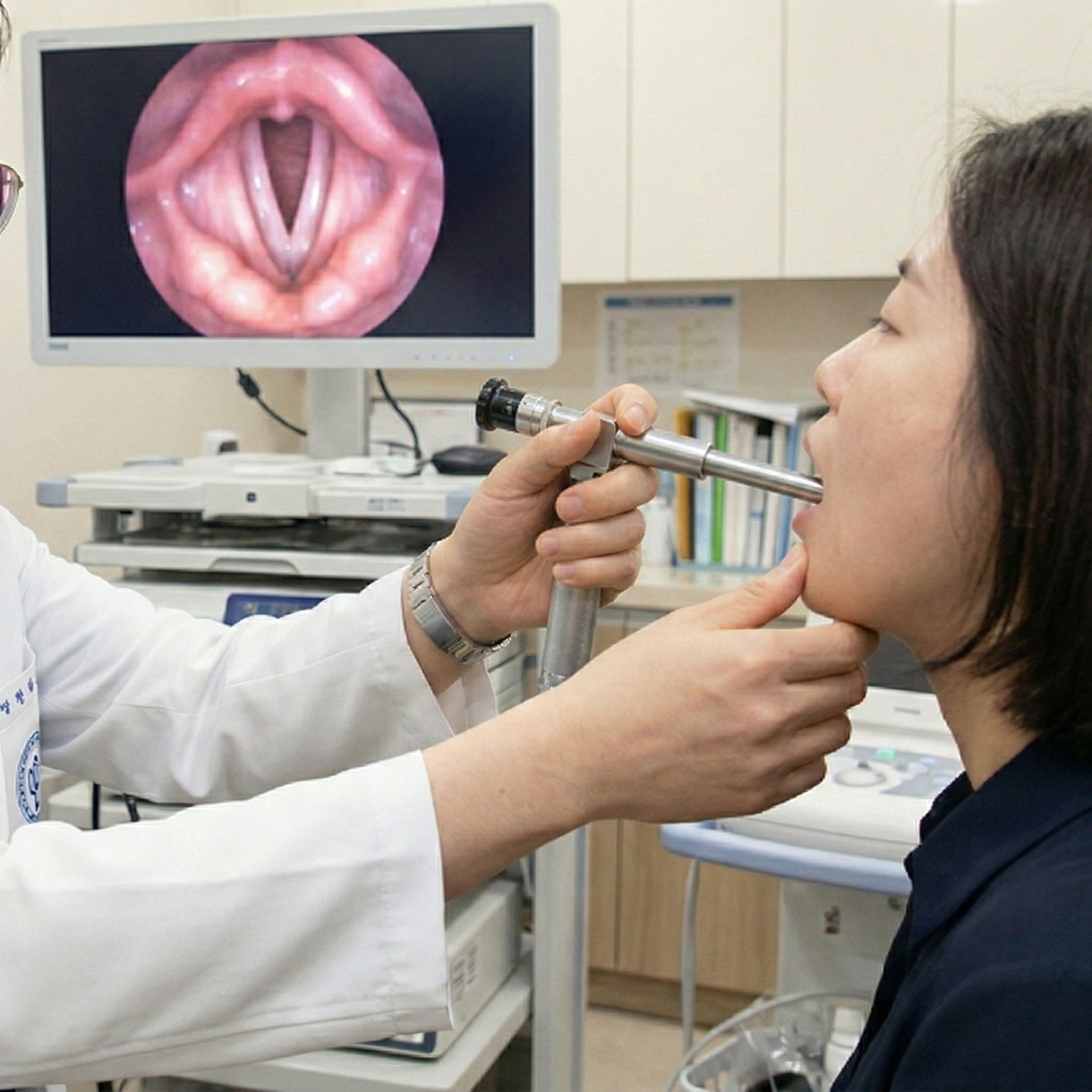 후두 내시경으로 성대를 정밀 진단하는 모습