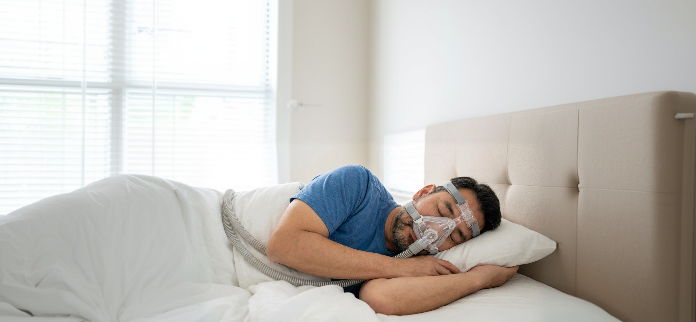 양압기를 착용하고 편안하게 수면 중인 환자