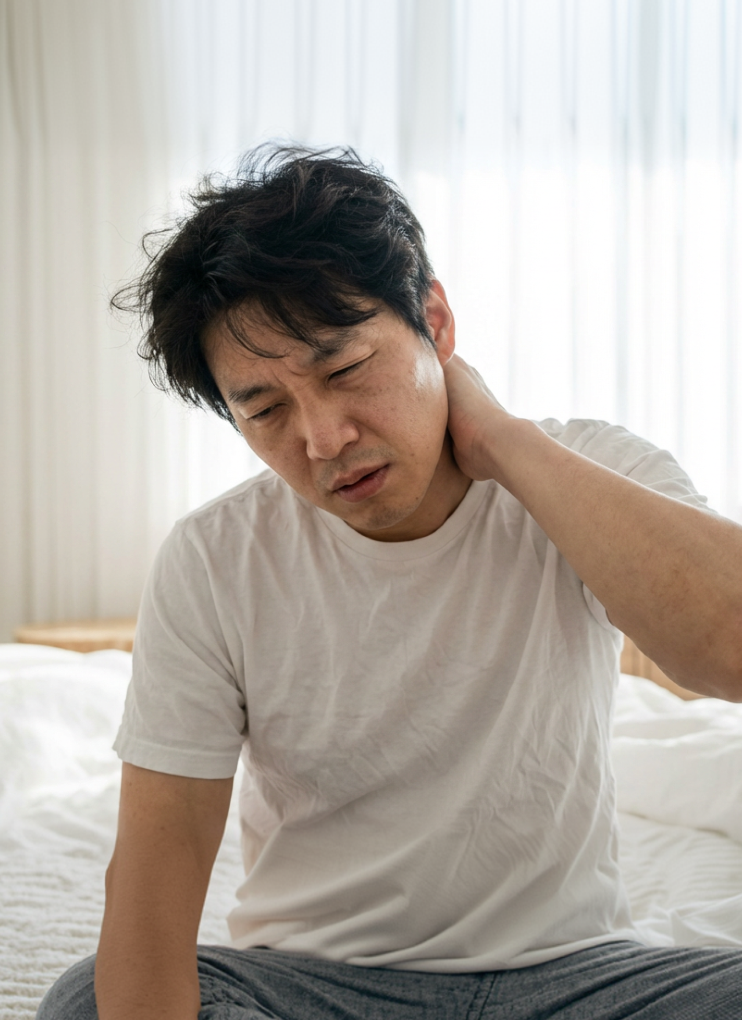 목 통증으로 힘들어하는 남성