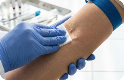 기능의학 혈액 검사를 위해 채혈하는 모습